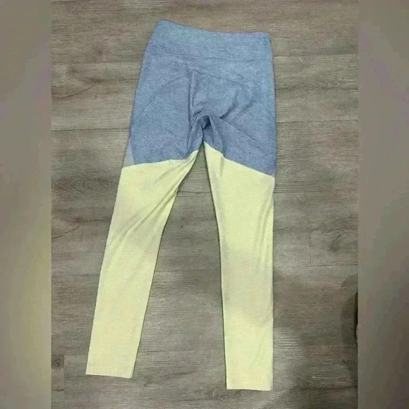 EUC Outdoor Voices Dipped Yellow/Blue Warmup Leggings size small - Picture 5 of 6